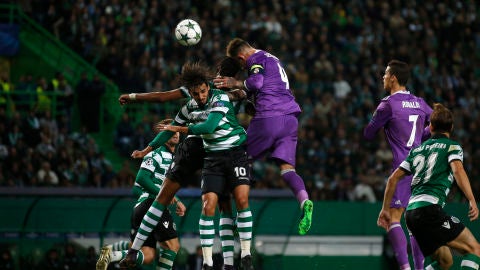 Sergio Ramos rematando un bal&oacute;n a&eacute;reo