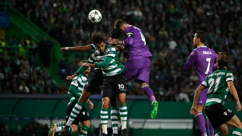 Sergio Ramos rematando un balón aéreo Sergio Ramos rematando un balón aéreo