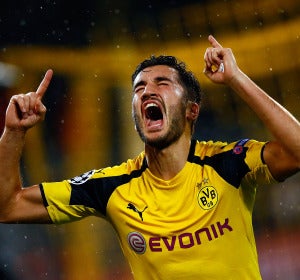 Nuri Sahin celebra su gol contra el Legia Nuri Sahin celebra su gol contra el Legia