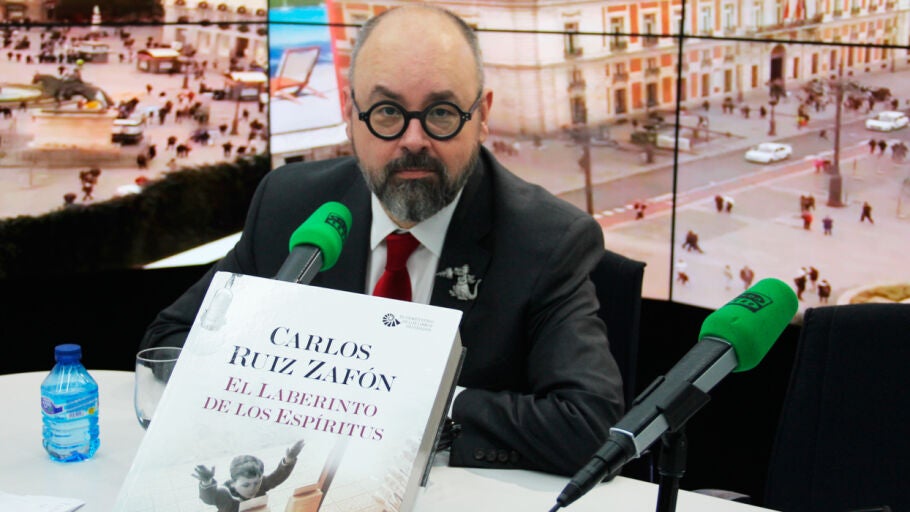 Carlos Ruiz Zaf&oacute;n presenta 'El laberinto de los esp&iacute;ritus'