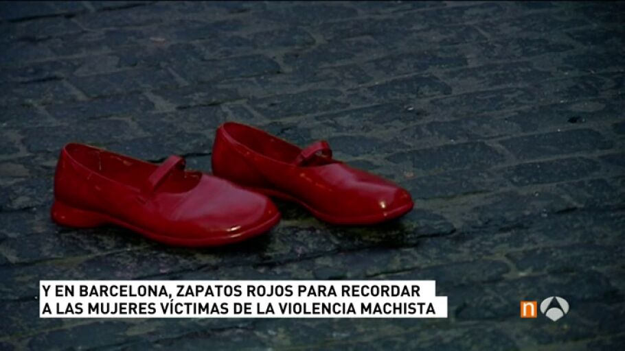 Frame 29.46158 de: L&aacute;pidas en Valladolid y zapatos rojos en Barcelona para recordar a las mujeres v&iacute;ctimas de la violencia de g&eacute;nero