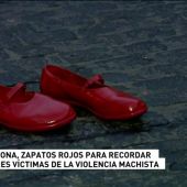 Frame 29.46158 de: Lápidas en Valladolid y zapatos rojos en Barcelona para recordar a las mujeres víctimas de la violencia de género