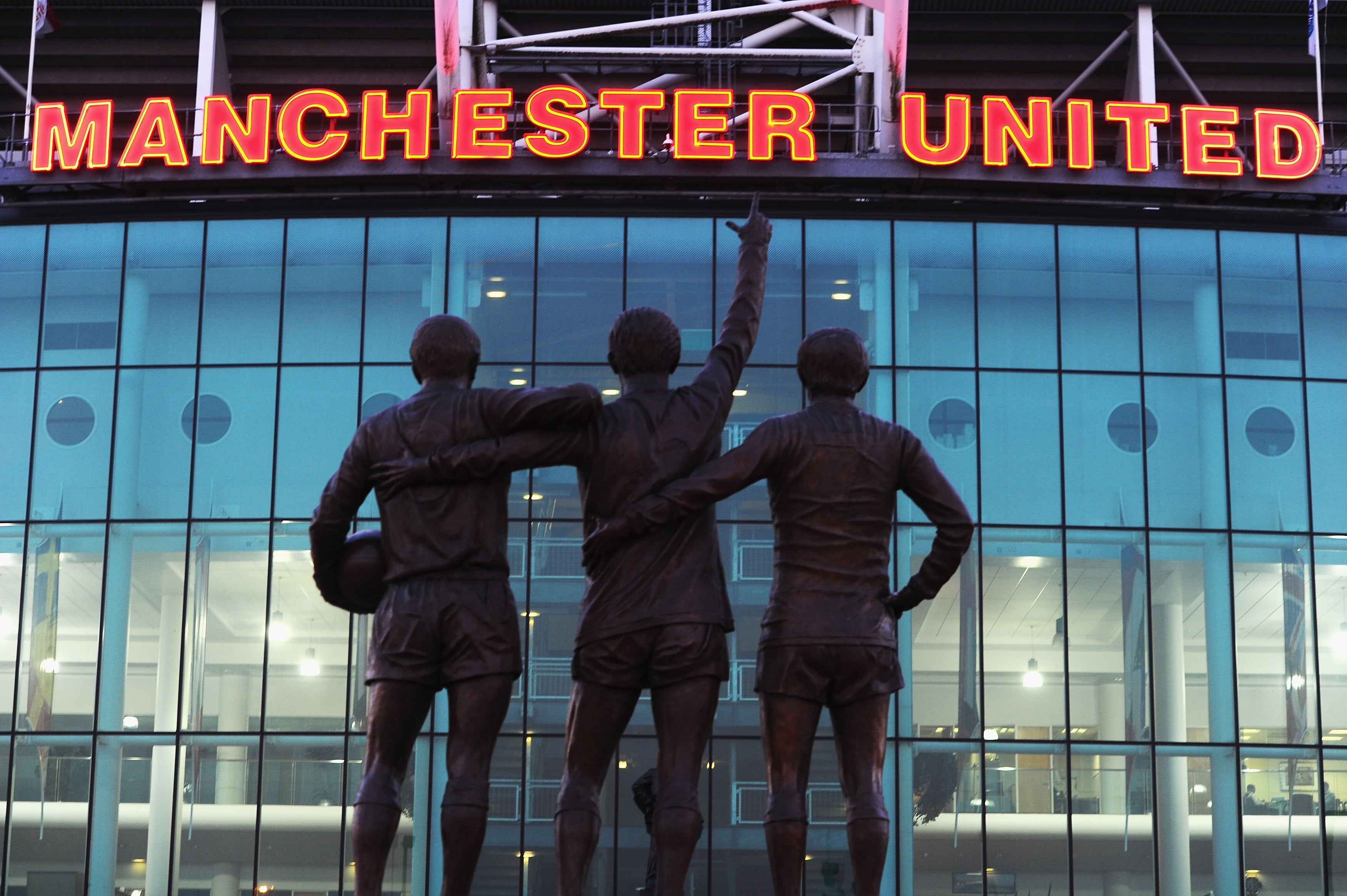 Dos aficionados del United pasaron la noche en los baños de Old Trafford para poder ver el partido ante el Arsenal Dos aficionados del United pasaron la noche en los baños de Old Trafford para poder ver el partido ante el Arsenal