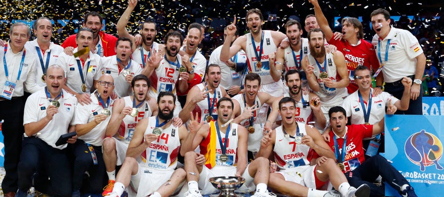 La selección española de baloncesto celebrando su título europeo La selección española de baloncesto celebrando su título europeo
