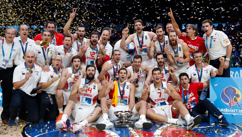 La selección española de baloncesto celebrando su título europeo