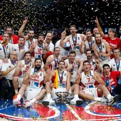 La selección española de baloncesto celebrando su título europeo La selección española de baloncesto celebrando su título europeo