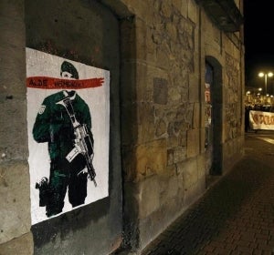 Cartel colocado en Alsasua con la frase "Alde Hemendik-Fuera de aqui" tras la detención de varios jóvenes por la agresión a dos guardias civiles. Cartel colocado en Alsasua con la frase "Alde Hemendik-Fuera de aqui" tras la detención de varios jóvenes por la agresión a dos guardias civiles.