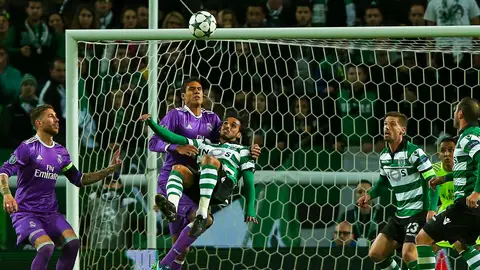 Bryan Ruiz preparando una chilena frente a Varane Bryan Ruiz preparando una chilena frente a Varane