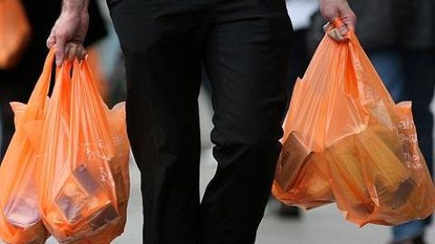 Hombre con bolsas de pl&aacute;stico