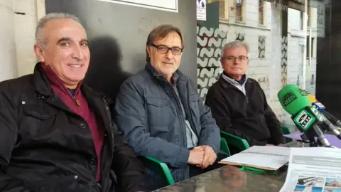Vicente Sansano -en el centro- junto a miembros de Salvem Palmerar. Palmeral