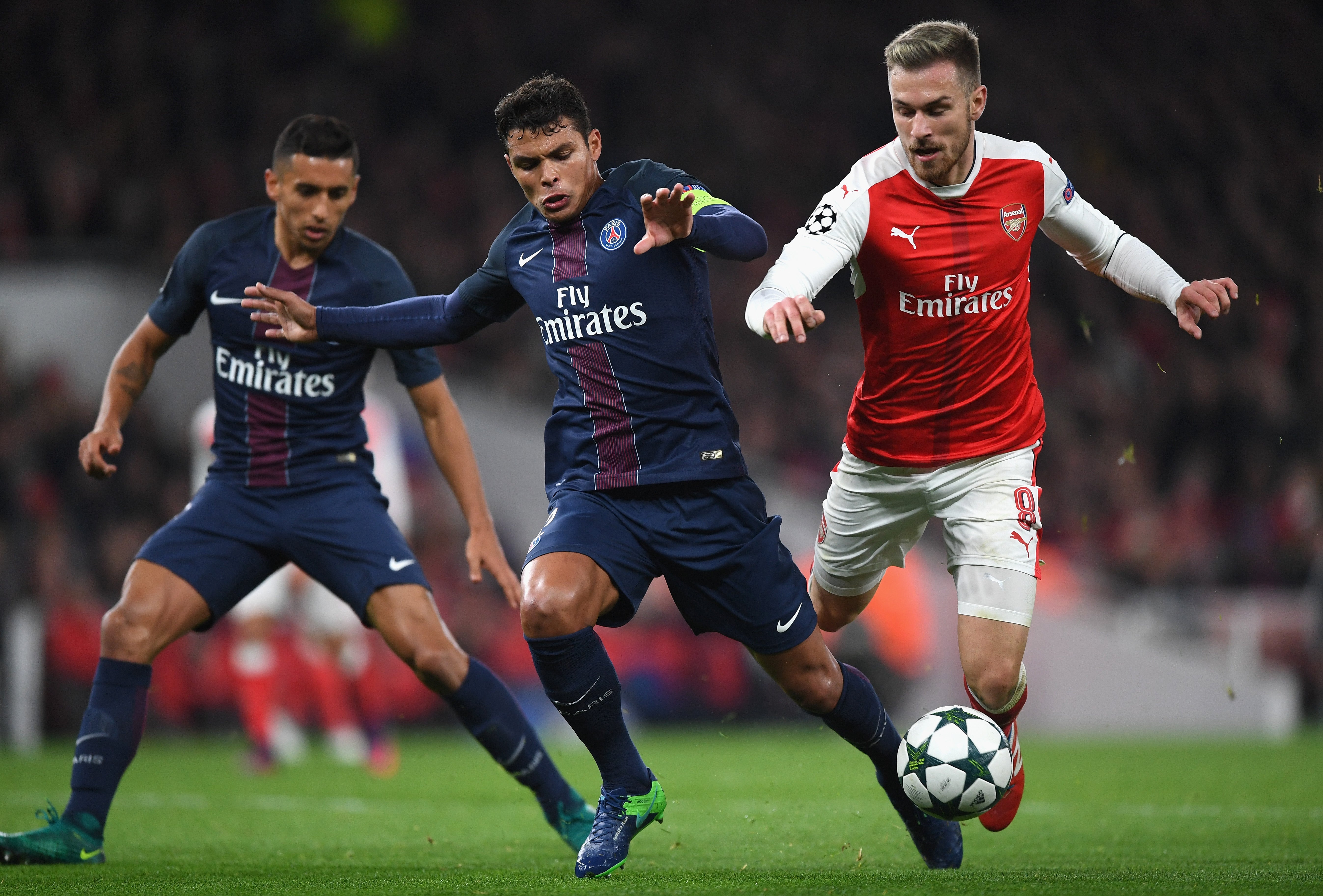El Arsenal y el PSG aplazan a la última jornada el liderato de su grupo en Champions League El Arsenal y el PSG aplazan a la última jornada el liderato de su grupo en Champions League