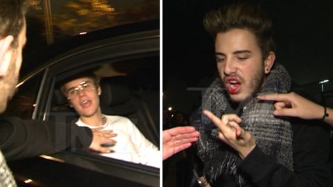 Justin Bieber le pega un pu&ntilde;etazo a un fan en Barcelona