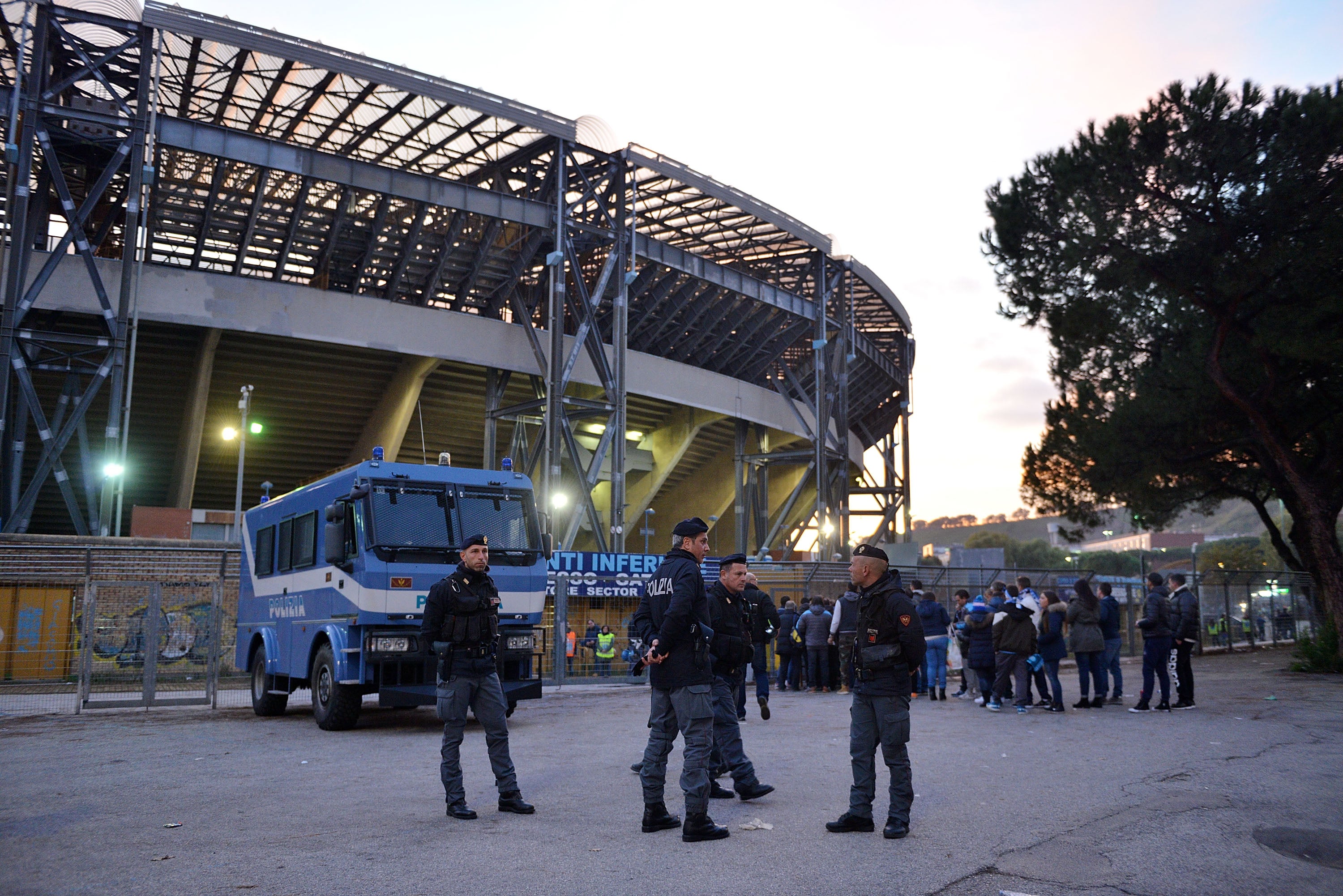 Dos hinchas del Dinamo de Kiev resultaron heridos leves por arma blanca en el centro de Nápoles Dos hinchas del Dinamo de Kiev resultaron heridos leves por arma blanca en el centro de Nápoles