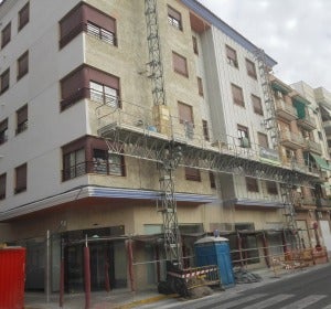 Obras de rehabilitación de la fachada de un edificio en Elche. Obras de rehabilitación de la fachada de un edificio en Elche.