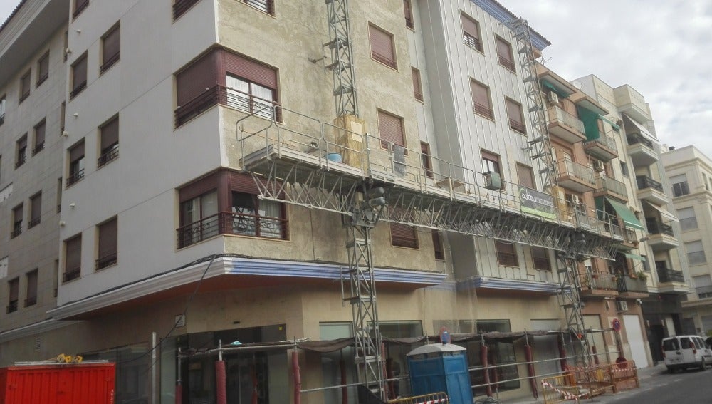 Obras de rehabilitación de la fachada de un edificio en Elche.