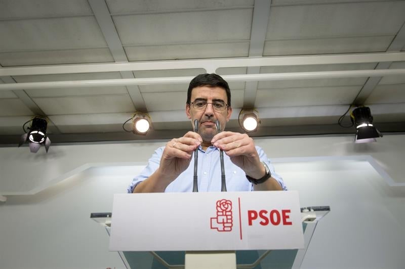 Mario Jiménez: "No está escrito que sea incompatible presidir una comunidad autónoma y liderar el PSOE" Mario Jiménez: "No está escrito que sea incompatible presidir una comunidad autónoma y liderar el PSOE"