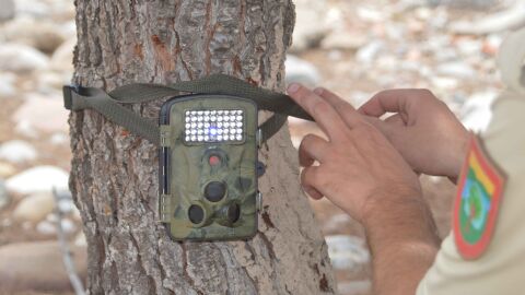 Guarda instalando c&aacute;mara en el r&iacute;o Mijares.