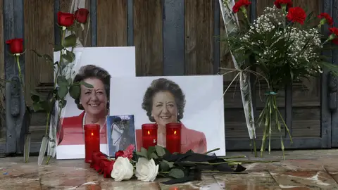Flores y velas en homenaje a Rita Barberá Flores y velas en homenaje a Rita Barberá