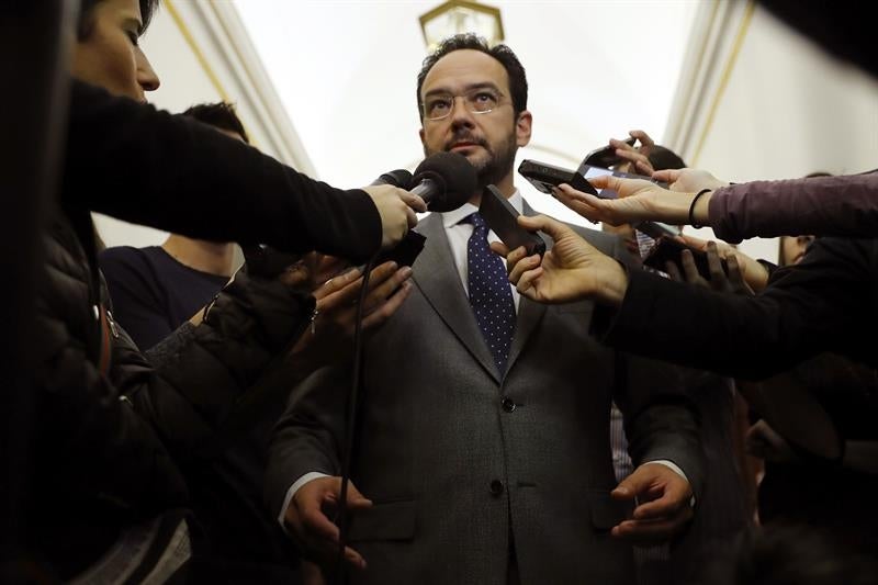 El PSOE a Podemos: "En la vida y en la política hay que saber comportarse" El PSOE a Podemos: "En la vida y en la política hay que saber comportarse"