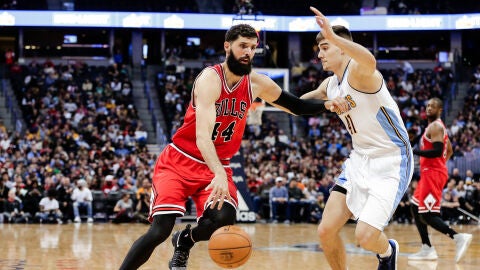 Nikola Mirotic conduce el bal&oacute;n ante Juancho Hernang&oacute;mez