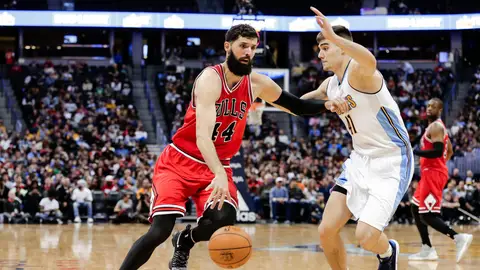 Nikola Mirotic conduce el balón ante Juancho Hernangómez Nikola Mirotic conduce el balón ante Juancho Hernangómez