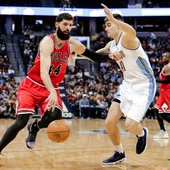 Nikola Mirotic conduce el balón ante Juancho Hernangómez Nikola Mirotic conduce el balón ante Juancho Hernangómez