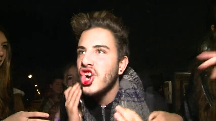 Justin Bieber propina un puñetazo a un fan a la entrada de su concierto en Barcelona Justin Bieber propina un puñetazo a un fan a la entrada de su concierto en Barcelona