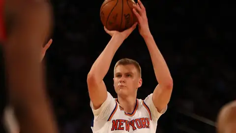 Porzingis tira a canasta con los Knicks Porzingis tira a canasta con los Knicks