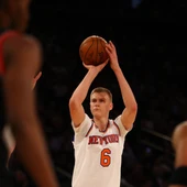 Porzingis tira a canasta con los Knicks Porzingis tira a canasta con los Knicks
