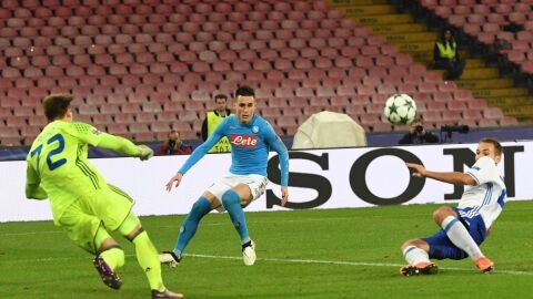 Callej&oacute;n rematando un bal&oacute;n
