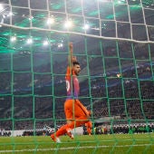 Agüero celebra el gol de Silva ante el M'Gladbach