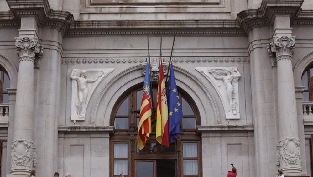 Banderas a media asta en la fachada del Ayuntamiento de Valencia en señal de duelo por la muerte de Rita Barberá