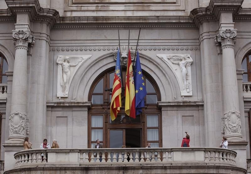 Valencia decreta tres días de duelo y que sus banderas ondeen a media asta por la muerte de Rita Barberá Valencia decreta tres días de duelo y que sus banderas ondeen a media asta por la muerte de Rita Barberá