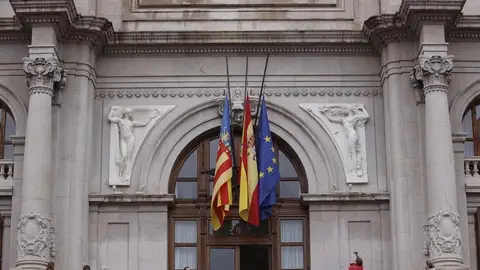 Banderas a media asta en la fachada del Ayuntamiento de Valencia en señal de duelo por la muerte de Rita Barberá Banderas a media asta en la fachada del Ayuntamiento de Valencia en señal de duelo por la muerte de Rita Barberá