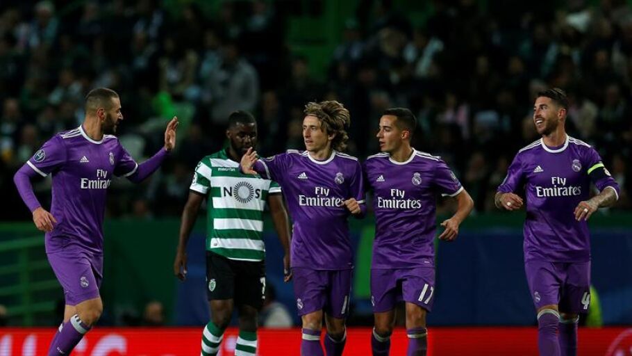 Luka Modric felicita a Benzema tras su gol.