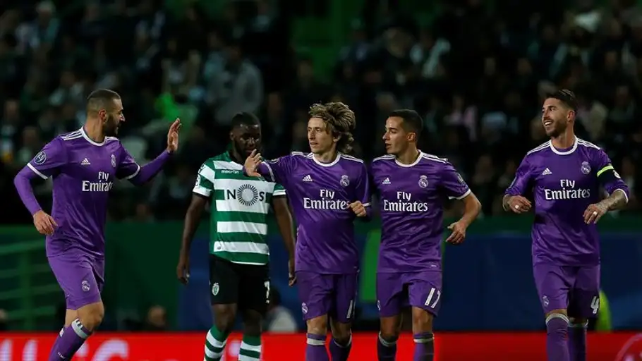 Luka Modric felicita a Benzema tras su gol. Luka Modric felicita a Benzema tras su gol.