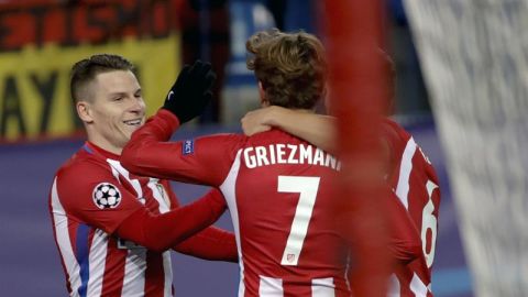 Gameiro y Griezmann celebran uno de los goles al PSV.