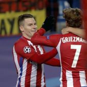 Gameiro y Griezmann celebran uno de los goles al PSV.