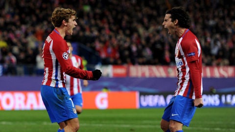 Griezmann celebra con Tiago su gol contra el PSV