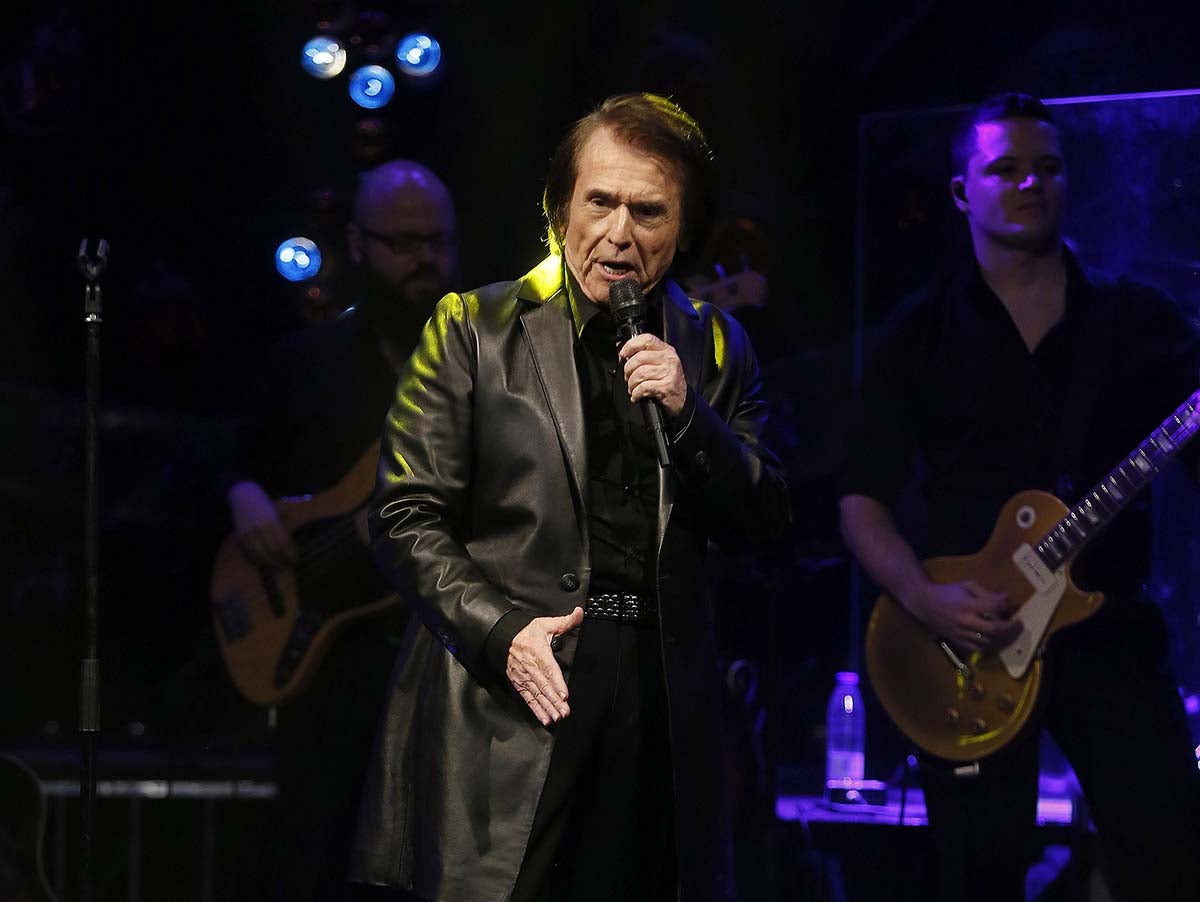 Raphael suspende su concierto en Las Palmas por "indisposición" una hora antes de su inicio Raphael suspende su concierto en Las Palmas por "indisposición" una hora antes de su inicio