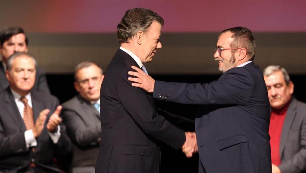 Juan Manuel Santos y el líder de las FARC, 'Timochenko'