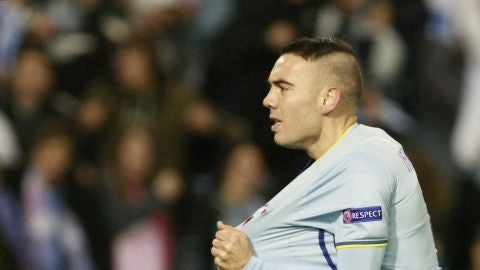 Iago Aspas se se&ntilde;ala el escudo tras su gol ante el Standard