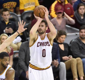 Kevin Love se prepara para lanzar a canasta Kevin Love se prepara para lanzar a canasta