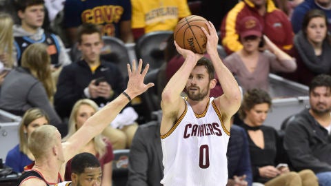 Kevin Love se prepara para lanzar a canasta