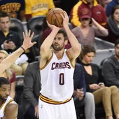 Kevin Love se prepara para lanzar a canasta Kevin Love se prepara para lanzar a canasta