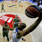 Anthony Randolph machaca el aro durante el partido Anthony Randolph machaca el aro durante el partido