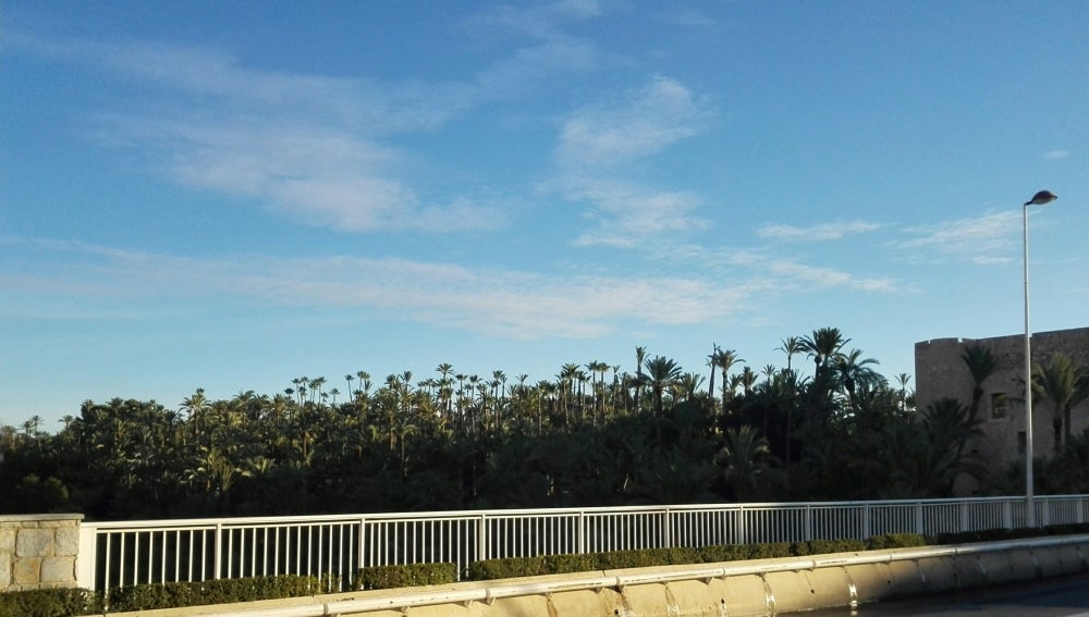 Vista del cielo en Elche desde el Puente de Altamira.