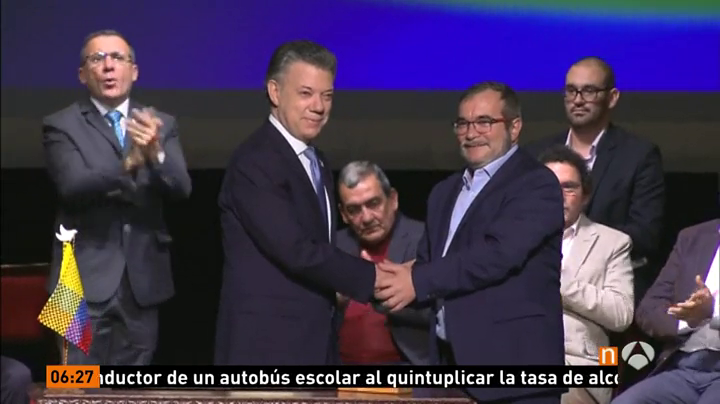 El Gobierno colombiano y el líder de las FARC firman un nuevo acuerdo de paz El Gobierno colombiano y el líder de las FARC firman un nuevo acuerdo de paz