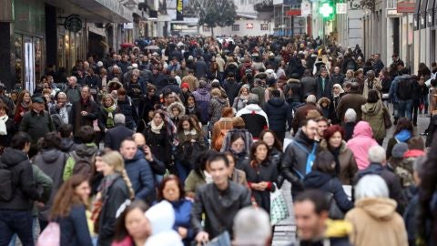 Cientos de personas transitan la madrileña calle Preciados