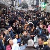 Cientos de personas transitan la madrileña calle Preciados